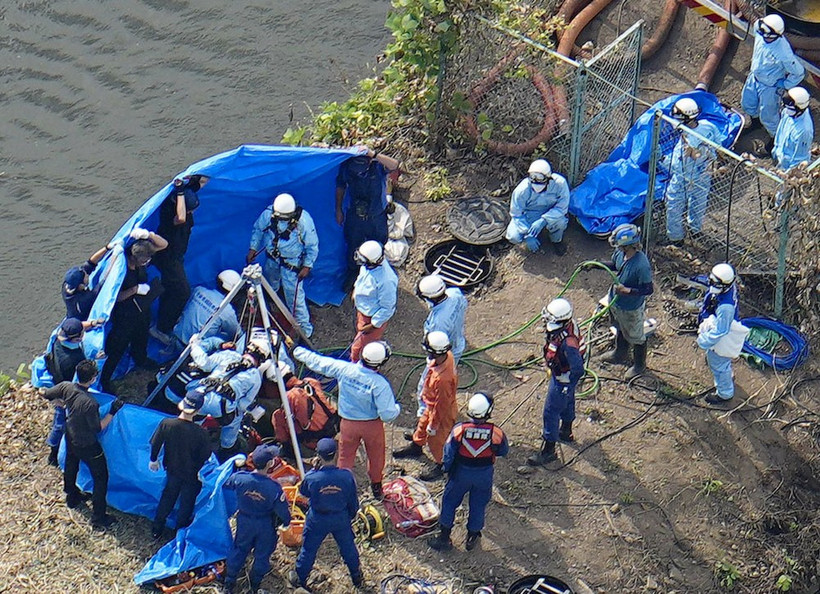 Lực lượng cứu hỏa tiến hành hoạt động cứu hộ tại Gyoda, tỉnh Saitama, sau khi bốn công nhân rơi xuống hố ga. (Nguồn: Kyodo)