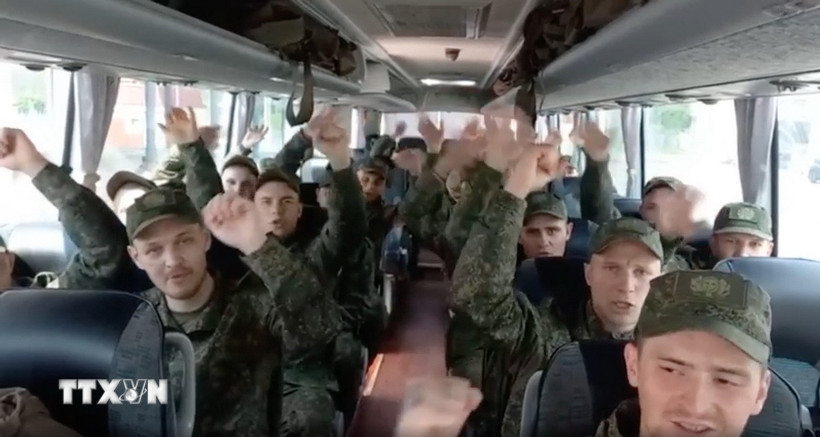 Nhóm tù binh đầu tiên được trao trả theo thỏa thuận đạt được trong khuôn khổ vòng đàm phán hòa bình giữa Nga và Ukraine tại Istanbul (Thổ Nhĩ Kỳ). (Ảnh: AA/TTXVN)