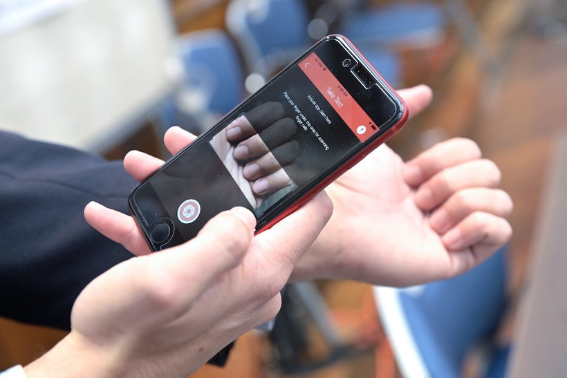 Sử dụng ứng dụng AI phân tích hình ảnh móng tay nhằm xác định nồng độ hemoglobin. (Nguồn: Emory University)