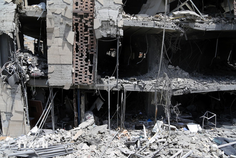 Tòa nhà bị phá hủy sau cuộc không kích của Israel tại Tehran, Iran. (Ảnh: THX/TTXVN)