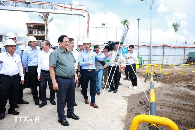 Thủ tướng Phạm Minh Chính thăm công trường thi công dự án Khu nhà ở xã hội của thành phố Cần Thơ. (Ảnh: Dương Giang/TTXVN)