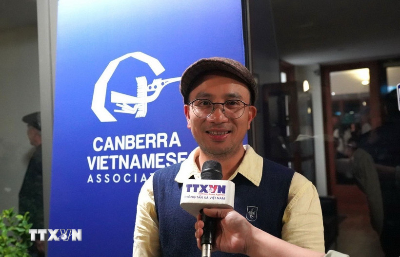 Ông Harry Hoàng - Chủ tịch Hội người Việt tại thủ đô Canberra - và là người được Toàn quyền Australia tặng Huân chương Danh dự Australia (OAM) trả lời phỏng vấn của phóng viên TTXVN tại Australia. (Ảnh: Lê Đạt/TTXVN)