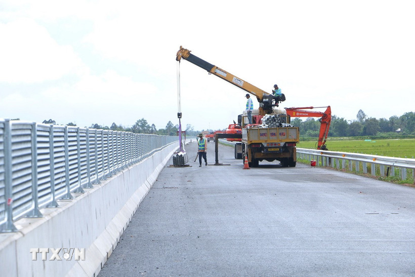 Công nhân thi công trên công trường cao tốc Cần Thơ-Cà Mau. (Ảnh: Tuấn Phi/TTXVN)