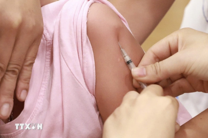 Nhân viên y tế quận Hoàn Kiếm tiêm vaccine sởi cho trẻ tại điểm tiêm phường Phúc Tân. (Ảnh: Vân Chi/TTXVN phát)