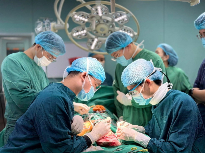 Các bác sỹ tiến hành phẫu thuật cho bệnh nhân. (Nguồn: Bệnh viện Bệnh Nhiệt đới Trung ương)