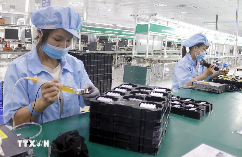 Một dây chuyền sản xuất linh kiện điện tử. (Ảnh: Đồng Thúy/TTXVN)