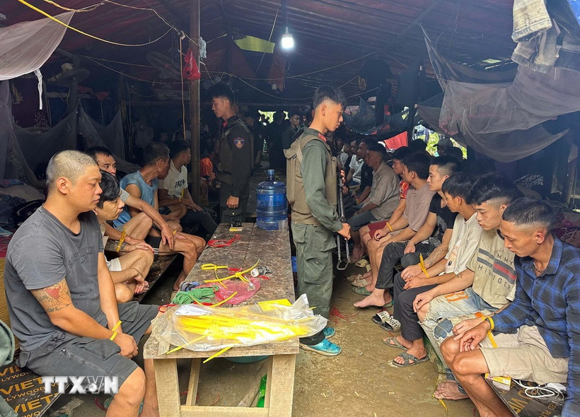 Lực lượng chức năng Công an tỉnh Sơn la khống chế, bắt giữ các đối tượng khai thác vàng trái phép. (Ảnh: TTXVN phát)