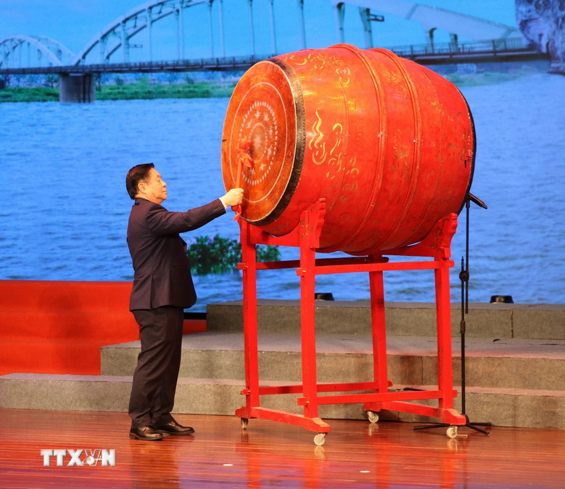 Ông Nguyễn Trọng Nghĩa, Ủy viên Trung ương Đảng, Bí thư Trung ương Đảng, Trưởng Ban Tuyên giáo và Dân vận Trung ương, gióng hồi trống khai mạc Ngày thơ Việt Nam lần thứ 3 năm 2025. (Ảnh: Thùy Dung/TTXVN)