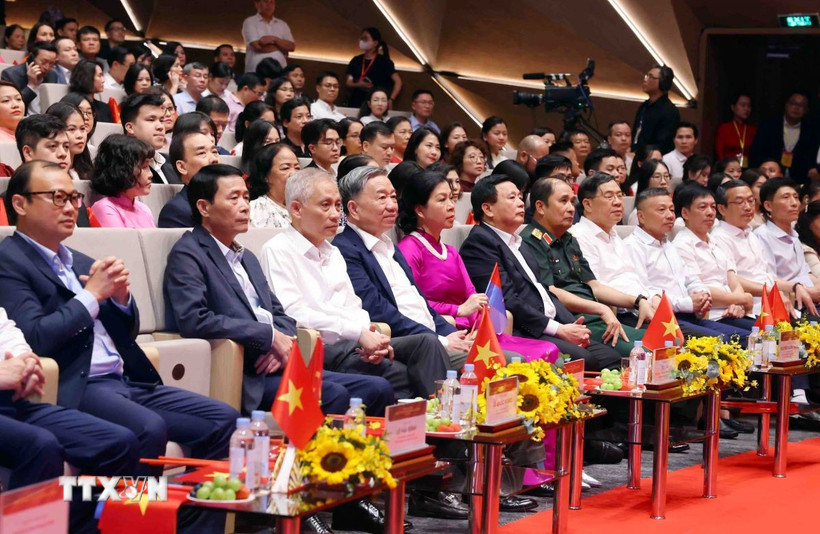 Tổng Bí thư Tô Lâm và các đại biểu tham dự Chương trình nghệ thuật "Đảng trong mùa Xuân đại thắng.” (Ảnh: Phạm Kiên/TTXVN)