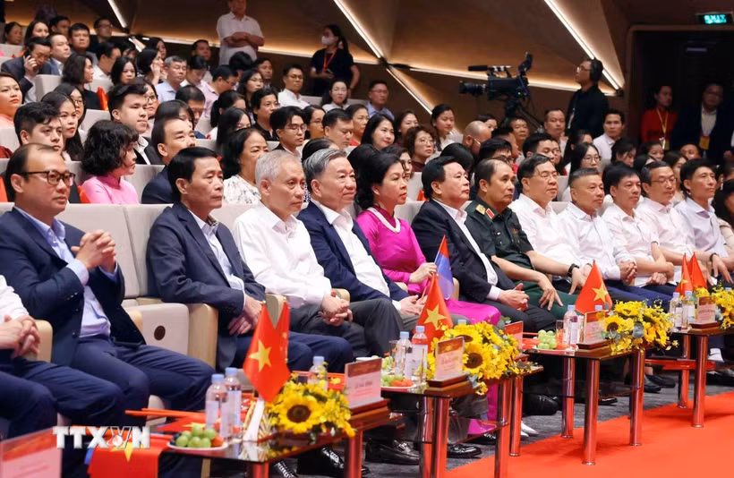 Tổng Bí thư Tô Lâm và các đại biểu tham dự Chương trình nghệ thuật "Đảng trong mùa Xuân đại thắng.” (Ảnh: Phạm Kiên/TTXVN)