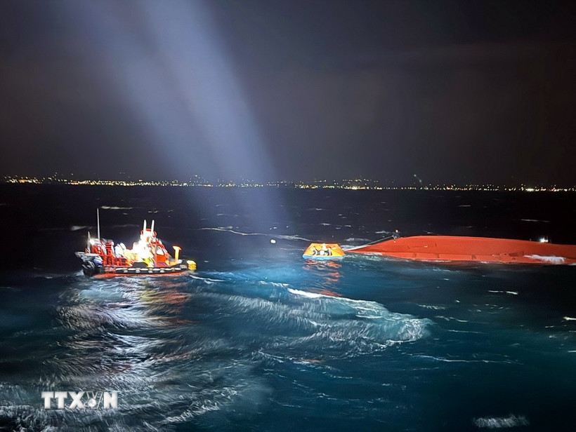 Lực lượng cứu hộ tìm kiếm nạn nhân trong vụ lật tàu đánh cá ngoài khơi đảo Jeju, Hàn Quốc. (Ảnh: THX/TTXVN)