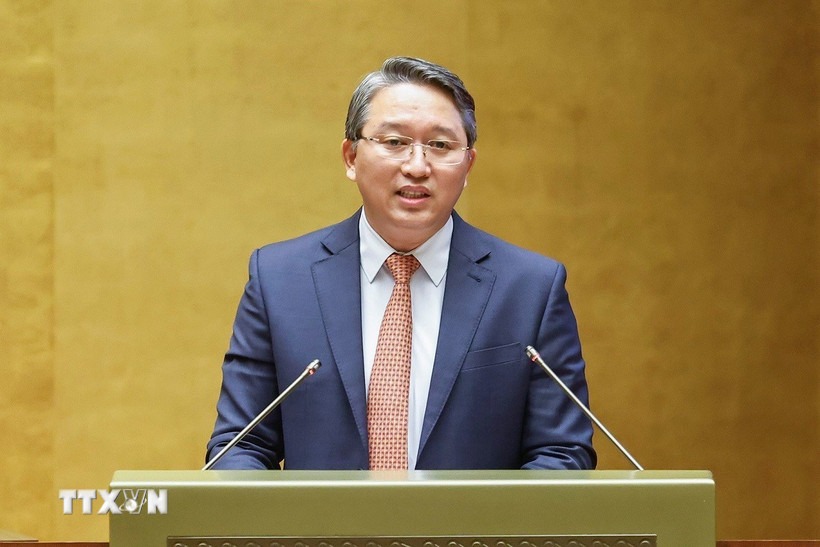 Bộ trưởng Bộ Tư pháp Nguyễn Hải Ninh giải trình, làm rõ một số vấn đề đại biểu Quốc hội nêu. (Ảnh: Doãn Tấn/TTXVN)