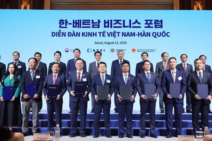 Tổng Bí thư Tô Lâm và Thủ tướng Hàn Quốc Kim Min Seok chứng kiến các đơn vị, doanh nghiệp trao thỏa thuận hợp tác. (Ảnh: Thống Nhất/TTXVN)