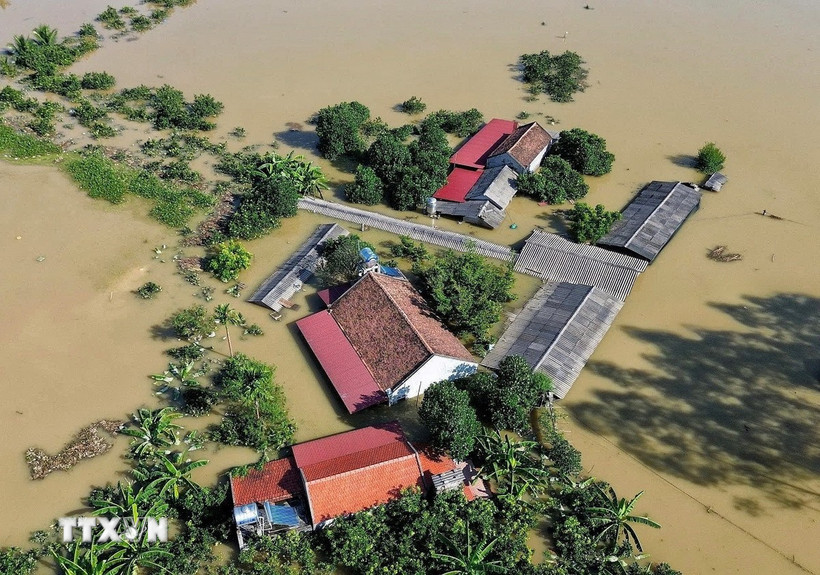 Nhiều thôn tại xã Bố Hạ vẫn ngập sâu trong nước. (Ảnh: Danh Lam/TTXVN)