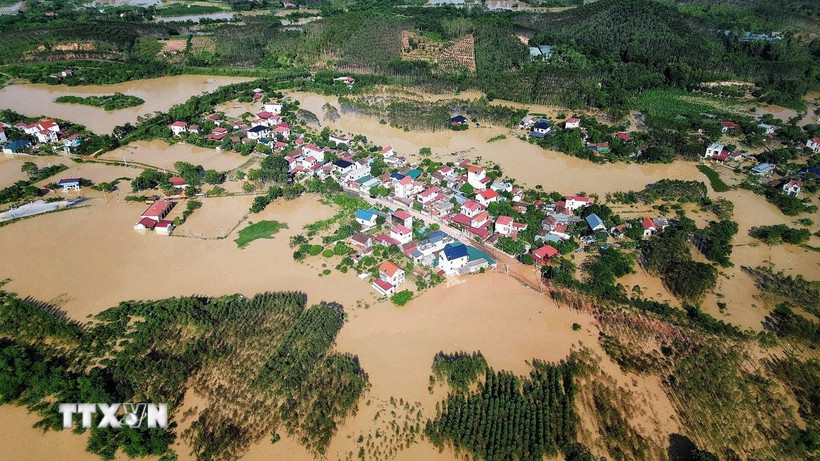 Nhiều thôn tại xã Bố Hạ vẫn ngập sâu trong nước. (Ảnh: Danh Lam/TTXVN)