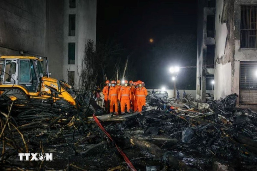 Hiện trường vụ máy bay rơi ở Ấn Độ. (Ảnh: REUTERS/TTXVN)