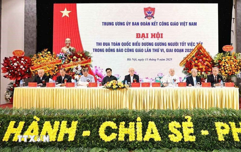 Đoàn Chủ tịch điều hành Đại hội. (Ảnh: Minh Đức/TTXVN)