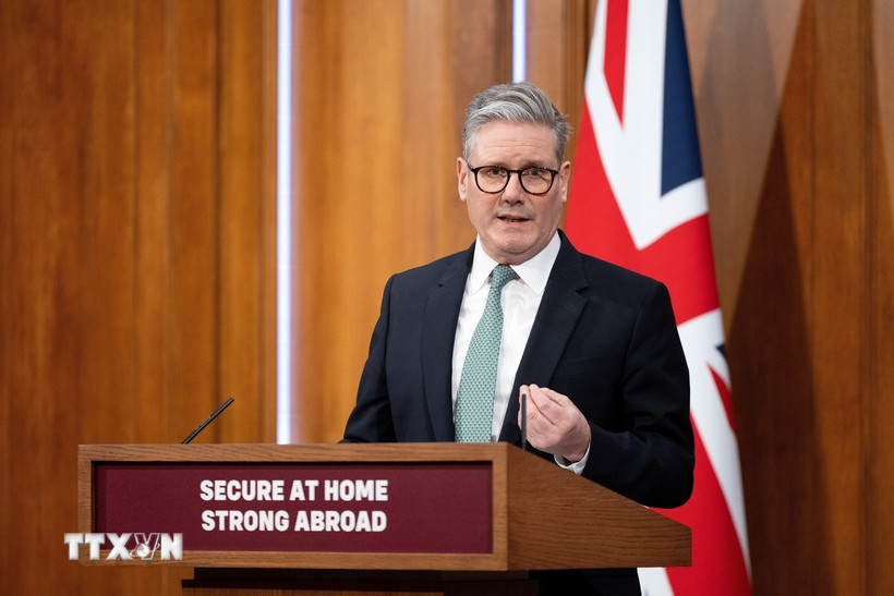 Thủ tướng Anh Keir Starmer phát biểu tại một cuộc họp báo ở thủ đô London. (Ảnh: THX/TTXVN)
