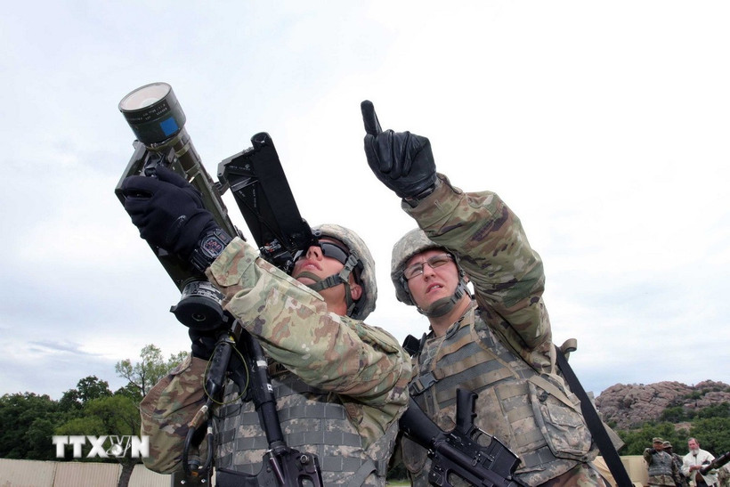 Trong ảnh: Binh sĩ Mỹ sử dụng tên lửa vác vai Stinger nhằm vào một mục tiêu giả định. (Nguồn: Quân đội Mỹ/TTXVN)