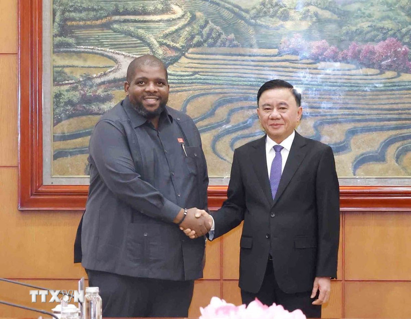 Thường trực Ban Bí thư Trần Cẩm Tú tiếp Tổng thư ký Đảng Mặt trận giải phóng Mozambique (FRELIMO) Chakil Felizardo Aboobacar. (Ảnh: Phương Hoa/TTXVN)