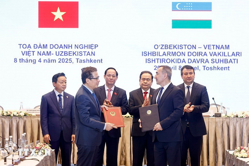 Chủ tịch Quốc hội Trần Thanh Mẫn chứng kiến Lễ trao các Thỏa thuận hợp tác. (Ảnh: Doãn Tấn/TTXVN)