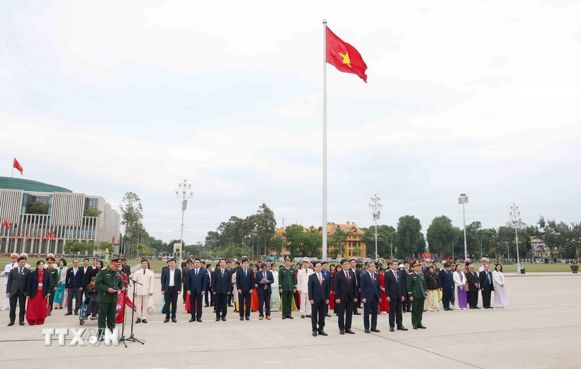 Đoàn điển hình tiêu biểu toàn quốc trong học tập và làm theo tư tưởng, đạo đức, phong cách Hồ Chí Minh năm 2025 báo công dân Bác. (Ảnh: Phương Hoa/TTXVN)