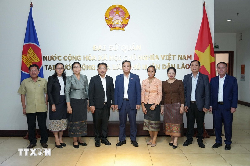 Đại sứ Việt Nam tại Lào Nguyễn Minh Tâm với các đại biểu cơ quan Thông tấn báo chí Lào. (Ảnh: Đỗ Bá Thành/TTXVN)