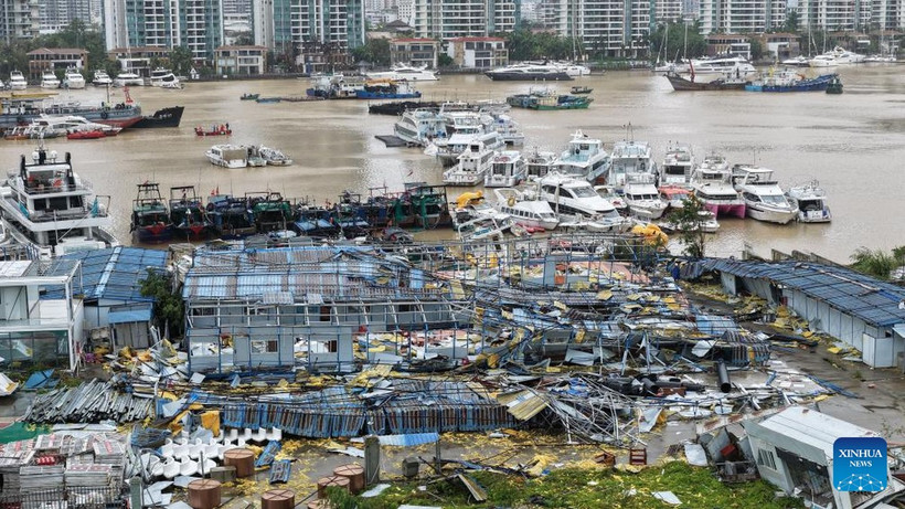 Bão Kajiki quét qua một bến du thuyền quốc tế tại Tam Á, tỉnh Hải Nam, Trung Quốc. (Nguồn: Xinhua)