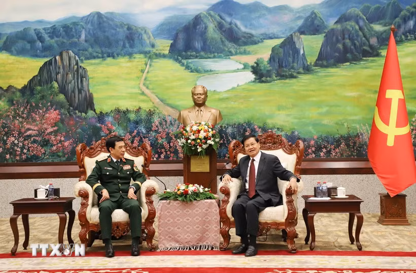 Đại tướng Phan Văn Giang chào xã giao Tổng Bí thư, Chủ tịch nước Lào Thongloun Sisoulith (phải) . (Ảnh: Xuân Tú/TTXVN)