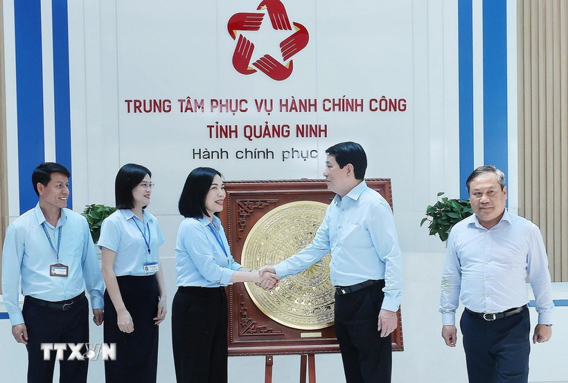 Chủ tịch nước Lương Cường tặng quà lưu niệm Trung tâm Phục vụ hành chính công tỉnh Quảng Ninh. (Ảnh: Lâm Khánh/TTXVN)