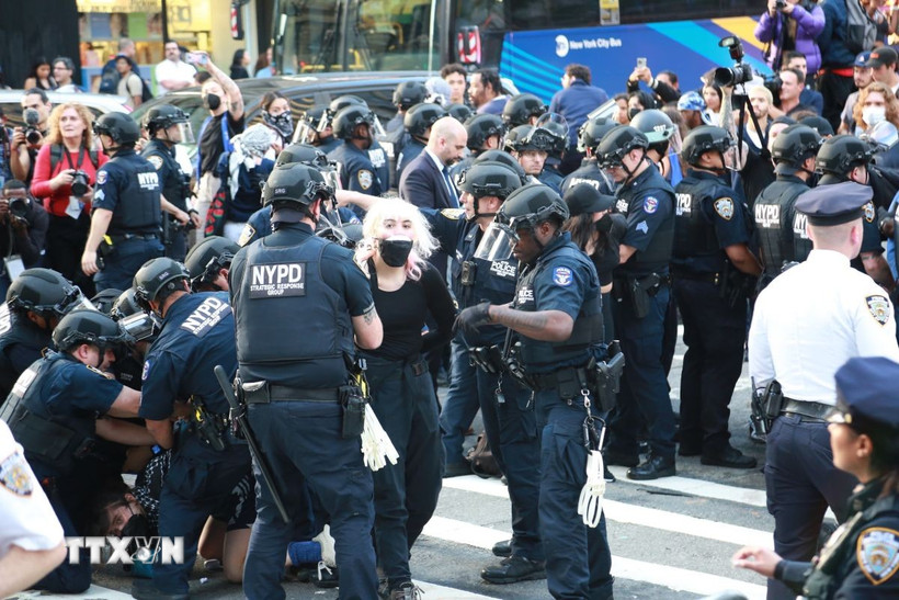 Cảnh sát bắt giữ người biểu tình tại Los Angeles, ngày 10/6. (Ảnh: THX/TTXVN)