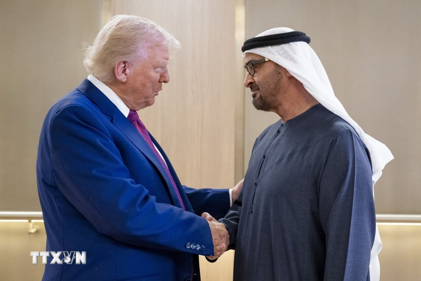 Tổng thống Mỹ Donald Trump (trái) và Tổng thống UAE Sheikh Mohamed bin Zayed Al Nahyan trong cuộc gặp ở Abu Dhabi. (Ảnh: AA/TTXVN)