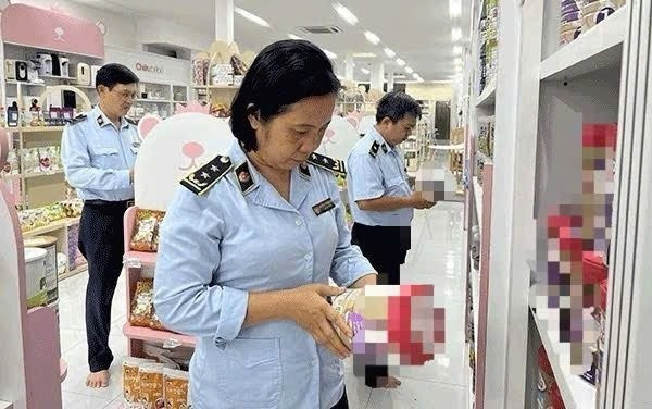 Lực lượng quản lý thị trường Cần Thơ kiểm tra hàng hóa. (Nguồn: Tiền Phong)