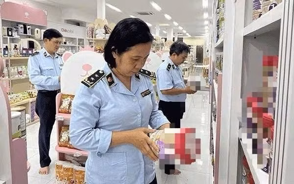 Lực lượng quản lý thị trường Cần Thơ kiểm tra hàng hóa. (Nguồn: Tiền Phong)