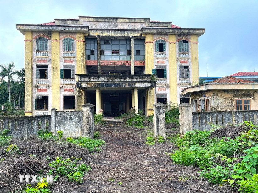 Trụ sở Tòa án Nhân dân thành phố Đông Hà (Quảng Trị) bị bỏ hoang giữa khu "đất vàng" đường Điện Biên Phủ giao với Hùng Vương. (Ảnh: Thanh Thủy/TTXVN)