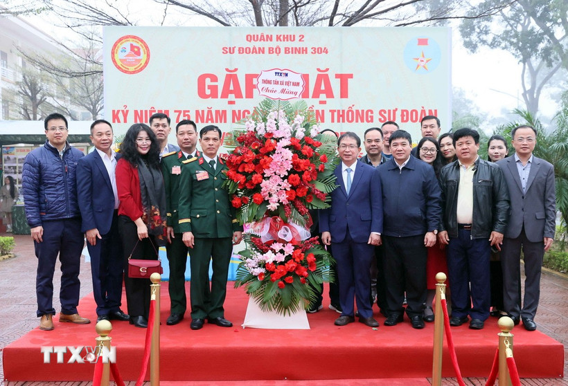 Đoàn đại biểu Thông tấn xã Việt Nam (đơn vị kết nghĩa với Sư đoàn 304) do ông Nguyễn Tuấn Hùng, Phó Bí thư Đảng ủy, Phó Tổng Giám đốc, dẫn đầu chúc mừng Sư đoàn 304. (Ảnh: An Đăng/TTXVN)