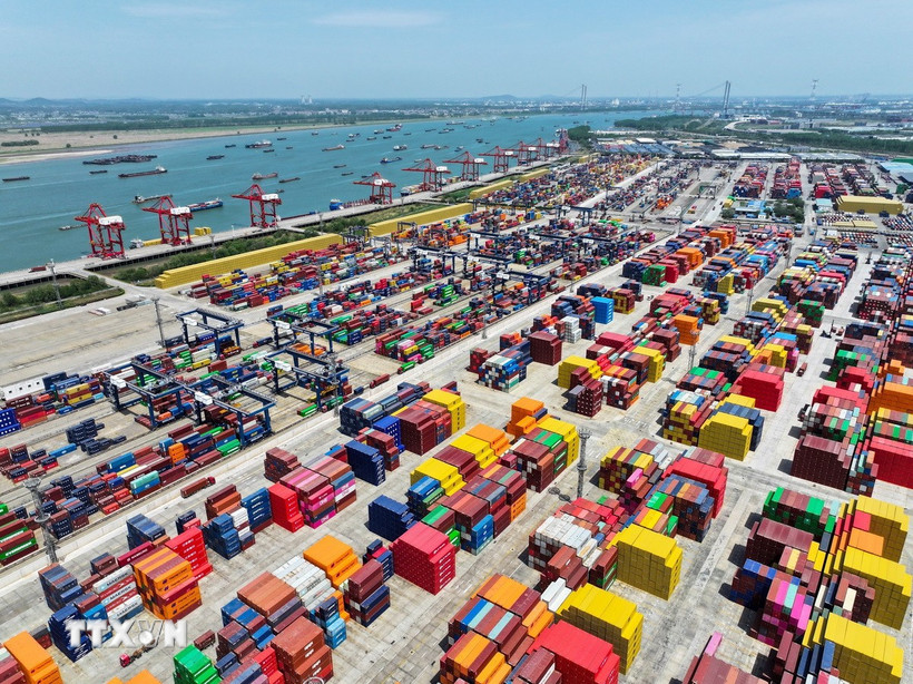 Quang cảnh cảng hàng hóa tại tỉnh Giang Tô, Trung Quốc. (Ảnh: THX/TTXVN)