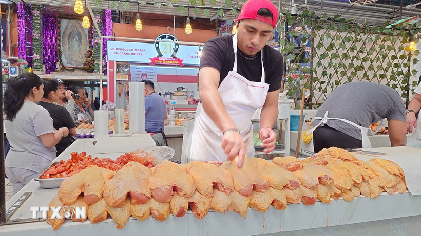 Quầy bán thịt gà tại một chợ dân sinh ở Thủ đô Mexico City. (Ảnh: Phi Hùng/TTXVN)