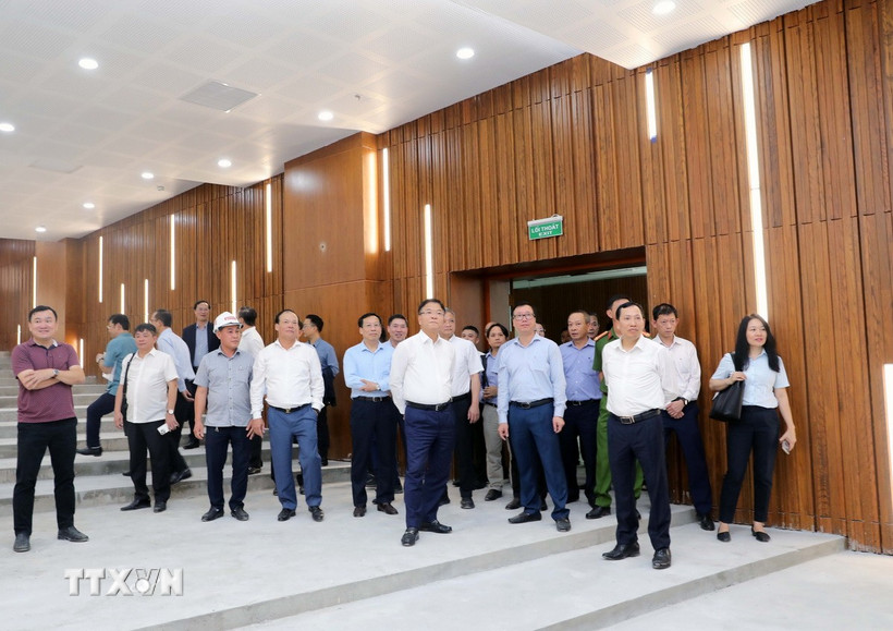 Phó Thủ tướng Chính phủ Lê Thành Long dẫn đầu đoàn công tác đã đi kiểm tra thực tế tại bệnh viện Hữu nghị Việt Đức cơ sở 2 tại Ninh Bình. (Ảnh: Đại Nghĩa/TTXVN)