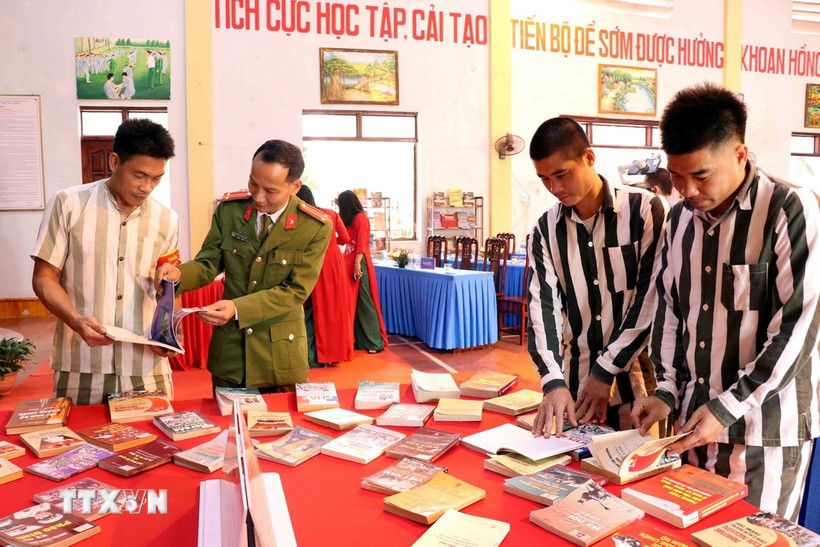 Các phạm nhân và cán bộ Trại giam Phú Sơn 4. (Ảnh: Trần Trang/TTXVN)