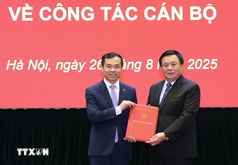 Giáo sư-Tiến sỹ Nguyễn Xuân Thắng trao quyết định bổ nhiệm Phó Giám đốc Học viện Chính trị quốc gia Hồ Chí Minh, Phó Chủ tịch Hội đồng Lý luận Trung ương đối với Phó Giáo sư-Tiến sỹ Nguyễn Mạnh Hùng. (Ảnh: TTXVN phát)