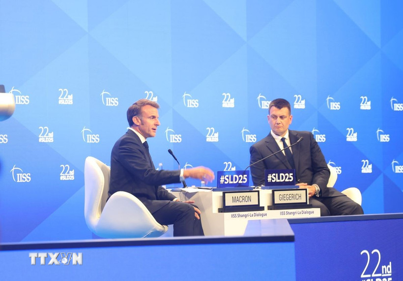 Tổng thống Pháp Emmanuel Macron trao đổi trực tiếp về quan điểm liên quan đến các vấn đề an ninh đang nổi lên. (Ảnh: Tất Đạt/TTXVN)