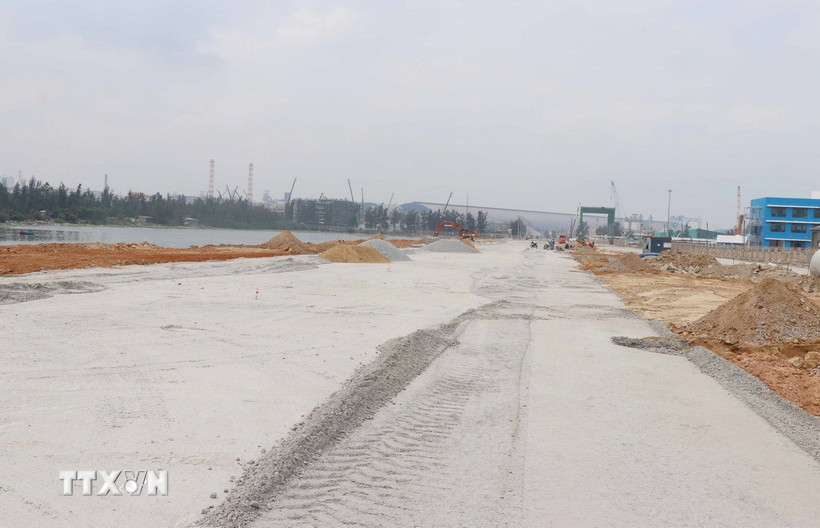 Dự án đường trục liên cảng Dung Quất 1 thuộc địa phận xã Bình Thạnh, huyện Bình Sơn sau nhiều năm thi công vẫn dở dang. (Ảnh: Phạm Cường/TTXVN)