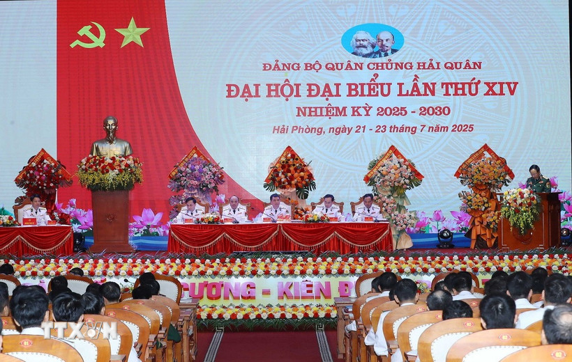 Đoàn Chủ tịch điều hành Đại hội Đại biểu Đảng bộ Quân chủng Hải quân lần thứ XIV, nhiệm kỳ 2025-2030. (Ảnh: Trọng Đức/TTXVN)