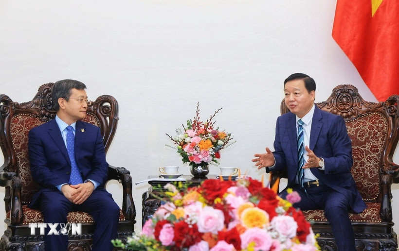 Phó Thủ tướng Trần Hồng Hà tiếp ông Trần Tư Xương, Tổng Giám đốc Tổng công ty Xây dựng công trình (CCECC) của Trung Quốc. (Ảnh: Tuấn Anh/TTXVN)