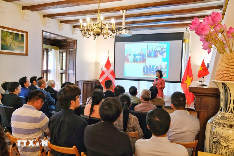 Đại sứ Nguyễn Lê Thanh phát biểu tại cuộc gặp với đại diện cộng đồng Việt Nam tại Đan Mạch. (Ảnh: TTXVN phát)