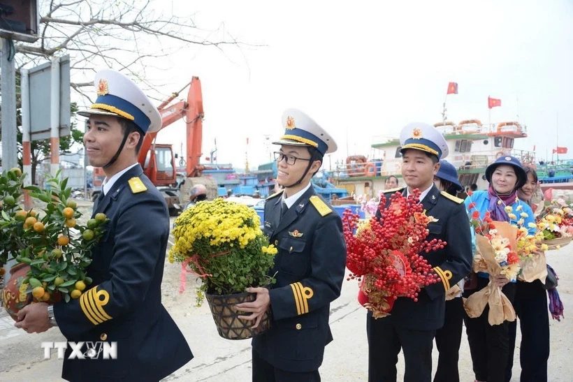 Các đơn vị vận chuyển hàng, quà Tết ra đảo Lý Sơn. (Ảnh: Văn Dũng/TTXVN)