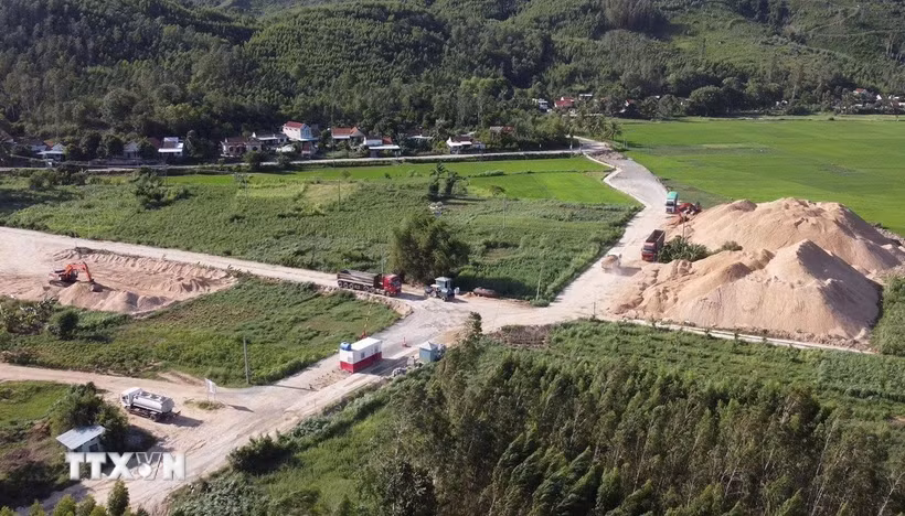 Điểm tập kết cát của Công ty Đoàn Hân không đúng quy định, gần ngay tỉnh lộ ĐT642 và khu dân cư. (Ảnh: TTXVN phát)