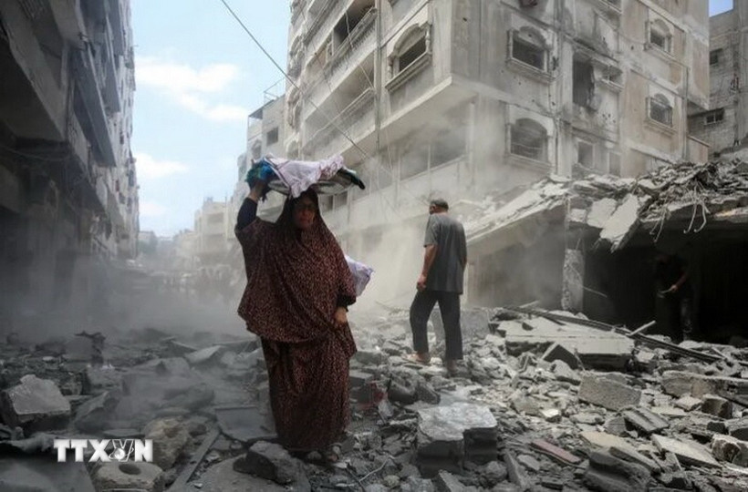 Đống đổ nát sau các cuộc không kích của Israel xuống Dải Gaza. (Ảnh: THX/TTXVN)