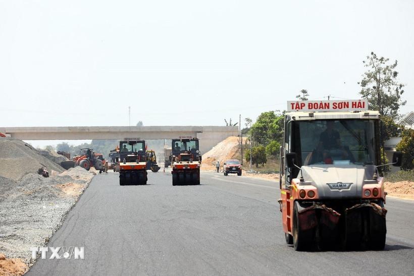 Nhà thầu Sơn Hải thi công một dự án cao tốc. (Ảnh: Huy Hùng/TTXVN)